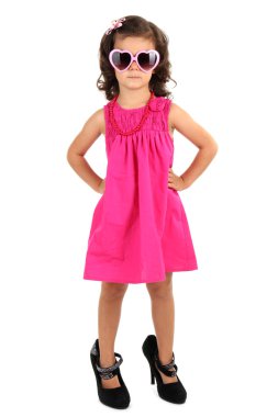 güzel küçük bir kız ile üzerine beyaz izole güneş gözlüğü