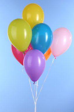 Mavi arkaplanda renkli balonlar