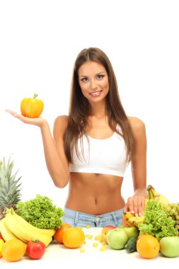 Meyve ve sebzeli güzel bir kadın, beyaz tenli.