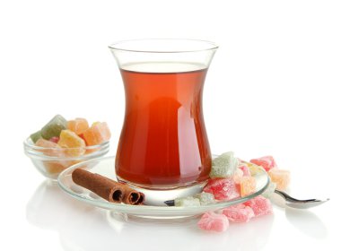cam üzerine beyaz izole, Türk çayı ve rahat lokum