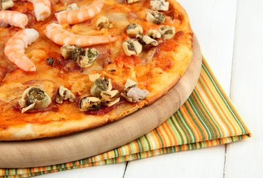 ahşap arka plan üzerinde durmak üstünde deniz ürünleri ile lezzetli pizza