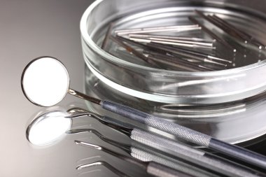 gri arka plan üzerinde izole diş bakımı Diş seti