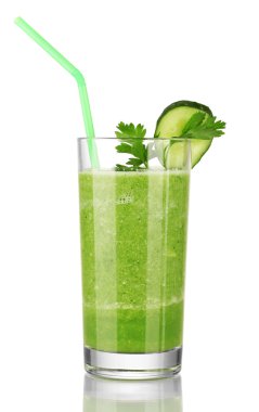 yeşil sebze suyu üzerinde beyaz izole