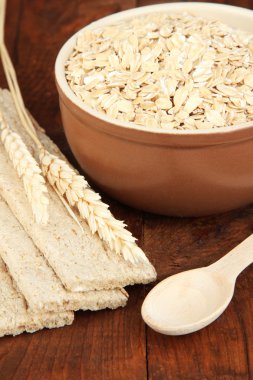 Masanın üzerinde kahverengi kase yulaf gevreği