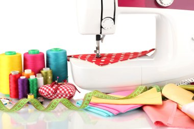 dikiş makinesi ve kumaş üzerine beyaz izole