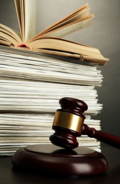 Tokmak ve gri arka plan üzerinde eski kağıtlar
