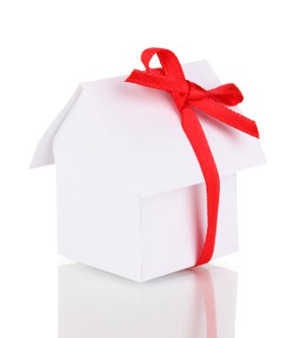 Şerit üzerinde beyaz izole ile küçük ev