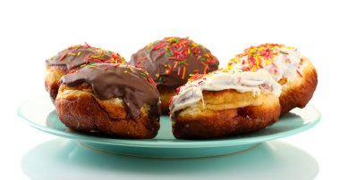 renkli plaka üzerinde beyaz izole lezzetli börekler