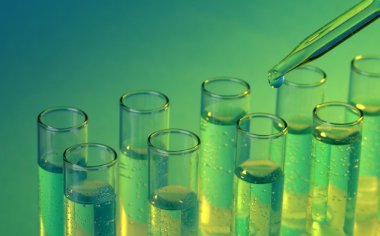 test tüpleri ile mavi zemin üzerine sıvı