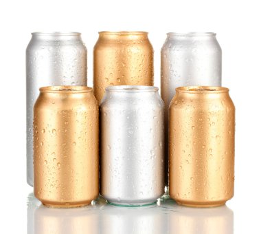 alüminyum kutular ile su damlaları izole üzerinde beyaz