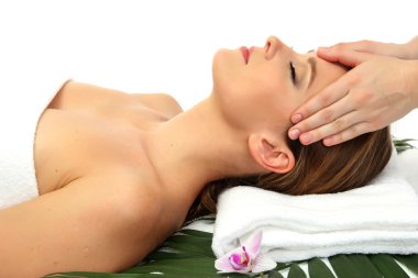 baş masajı alarak spa taş olan güzel bir kadın portresi