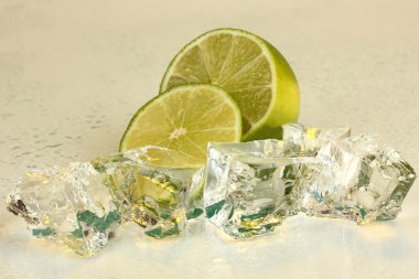 buz üzerinde açık sarı renkli kireç