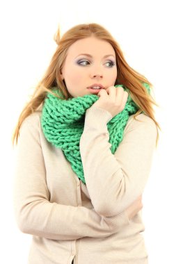 genç güzel kadın üzerinde soğuk Rüzgar, üzerinde beyaz izole kış giyim