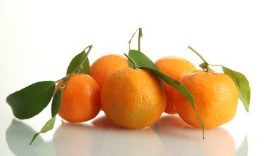 Olgun tatlı mandalina yapraklarla üzerine beyaz izole
