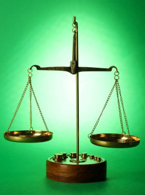 yeşil zemin üzerine klasik ölçekler