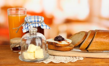 cam kapak ve taze ekmek ile cam tabak tereyağı, reçel parlak zemin üzerine