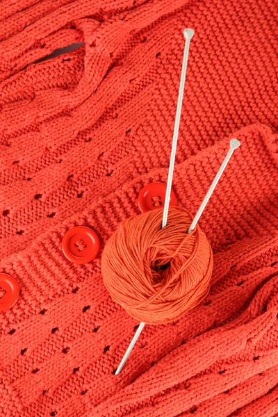 Orange sweater and a ball of wool close-up — Stock Photo, Image