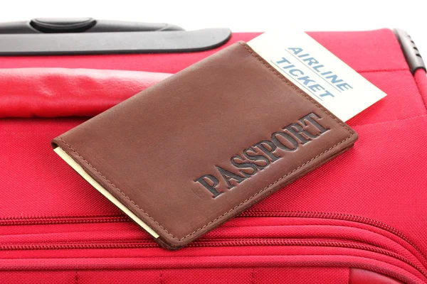 Паспорт и билет на крупный план чемодана — стоковое фото