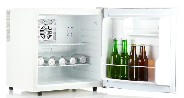 Mini lodówka pełna butelek i puszek piwa na białym tle — Zdjęcie stockowe