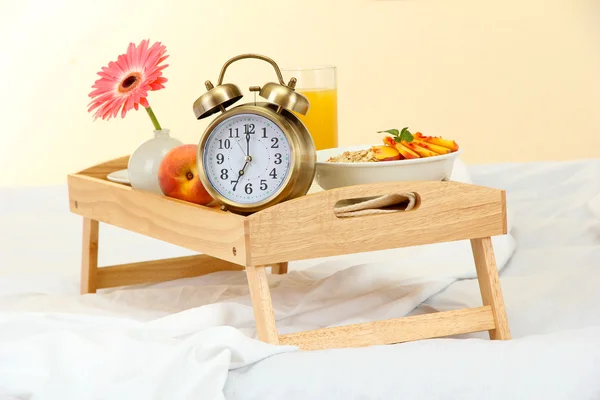 Bandeja de madeira com café da manhã leve na cama — Fotografia de Stock