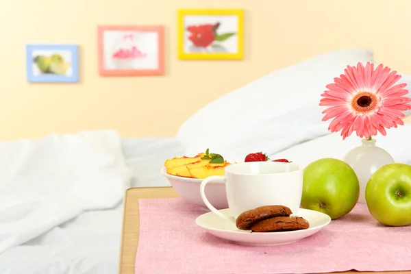 Colazione leggera sul comodino accanto al letto — Foto Stock