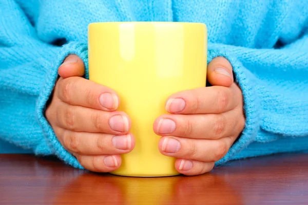 Mani che tengono la tazza di bevanda calda primo piano — Foto Stock