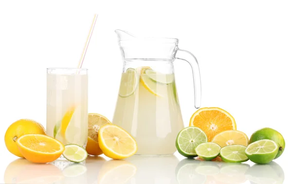 Limonada cítrica en jarra y vaso de cítricos alrededor aislado en blanco — Foto de Stock