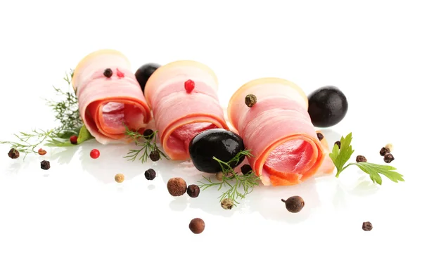 Pancetta saporita con olive e spezie, isolata su bianco — Foto Stock