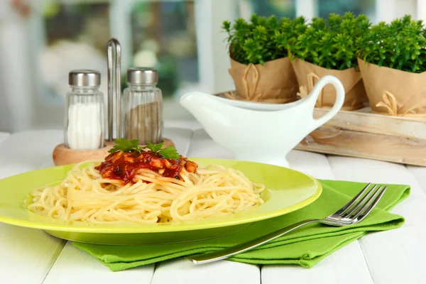 Italienska spaghetti serveras i café — Stockfoto