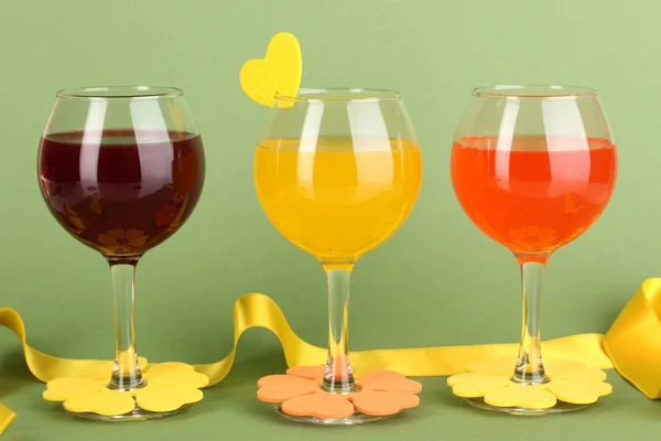 Colorful cocktails with bright decor for glasses on green background — Stock Photo, Image