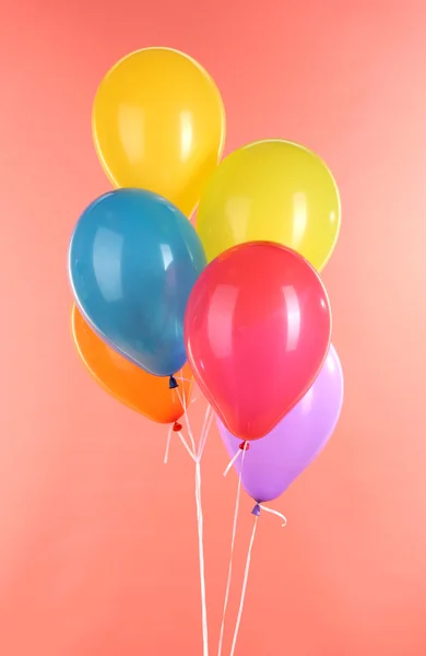 Красочные воздушные шары на красном фоне — стоковое фото