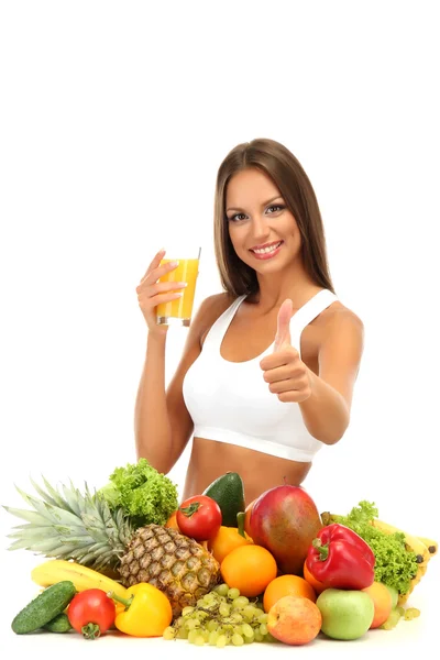 Bella giovane donna con frutta e verdura e bicchiere di succo, isolato su bianco — Foto Stock