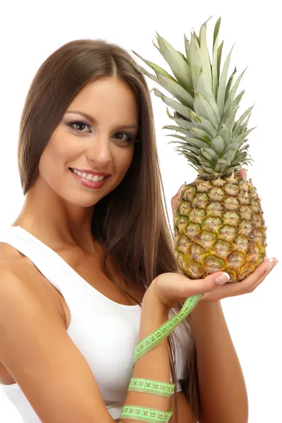 Bella giovane donna con ananas e metro a nastro, isolata su bianco — Foto Stock