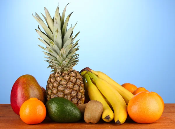 Vida tranquila de fruto em uma mesa em um contexto azul — Fotografia de Stock