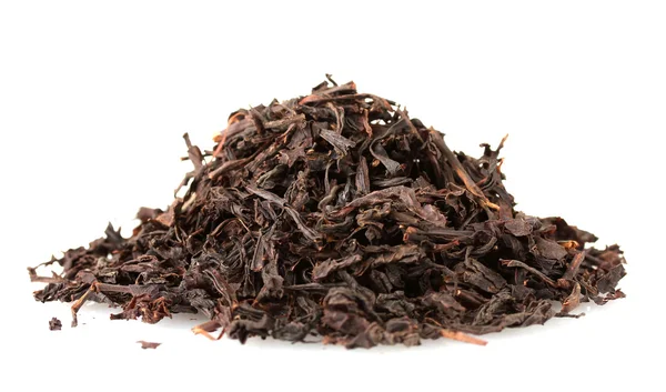 Té seco negro aromático, aislado en blanco —  Fotos de Stock