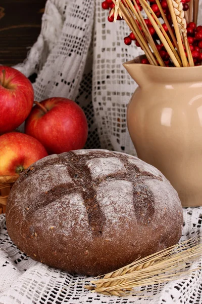Roggebrood op herfst samenstelling achtergrond — Stockfoto