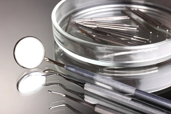 Set zahnärztlicher Werkzeuge zur Zahnpflege isoliert auf grauem Hintergrund — Stockfoto