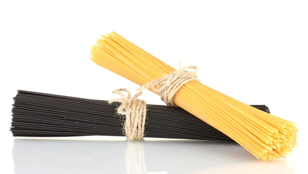 Siyah ve sarı spagetti üzerinde beyaz izole — Stok fotoğraf