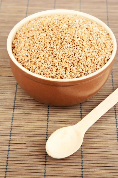 Ciotola marrone piena di crusca di grano — Foto Stock