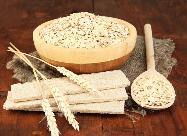 Haver vlokken in houten kom op tafel — Stockfoto