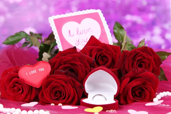 Krásnou kytici růží s valentine na růžové látky na fialovém pozadí detail — Stock fotografie