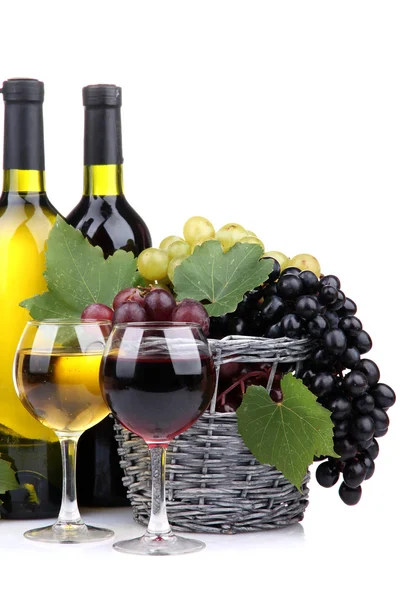 Botellas y copas de vino y uvas en canasta, aisladas sobre blanco — Foto de Stock