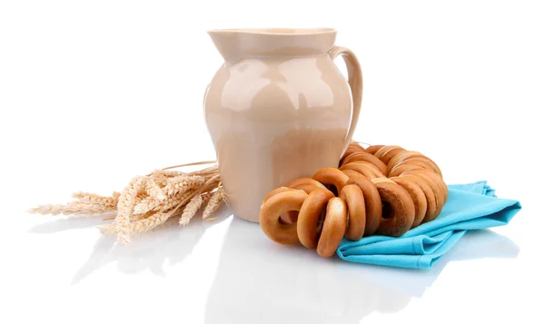 Burk av mjölk, läckra croissanter och spikelets, isolerad på vit — Stockfoto