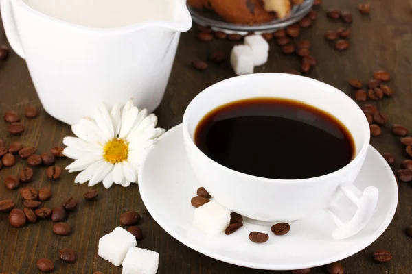 Šálek silné kávy a sladké smetany na dřevěný stůl detail — Stock fotografie