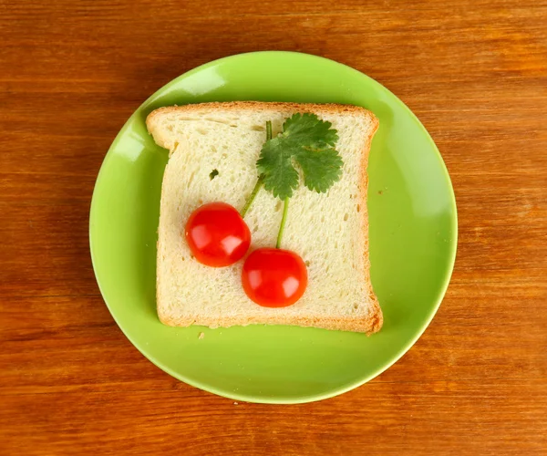 Comida divertida para crianças no fundo de madeira — Fotografia de Stock