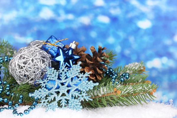 Різдвяні прикраси на синьому фоні — стокове фото