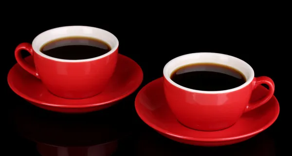 Un tazas rojas de café fuerte aislado en negro —  Fotos de Stock
