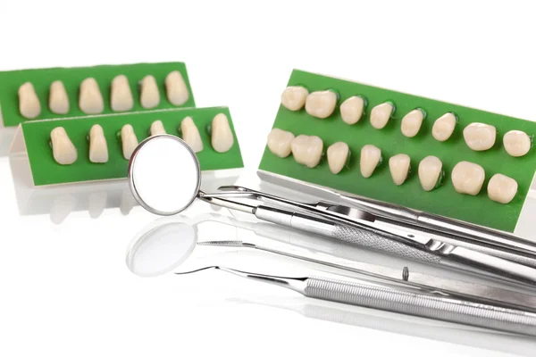 Протез с зубными инструментами, изолированными на белом — стоковое фото