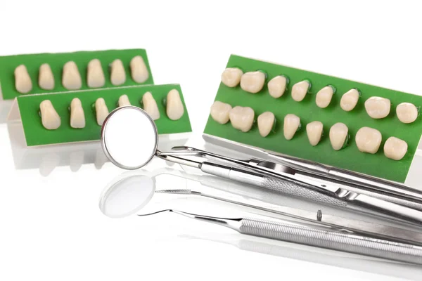 Denture with dental tools isolated on white — Stock Photo, Image