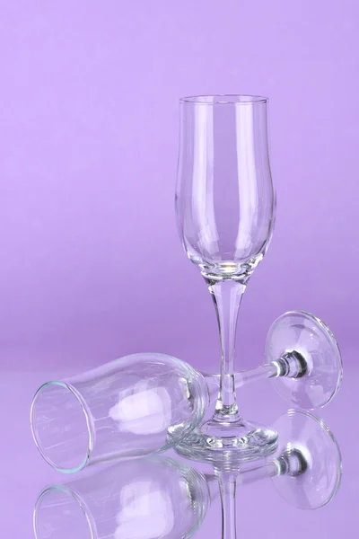 Two empty wine glasses on color background — Stock Photo, Image